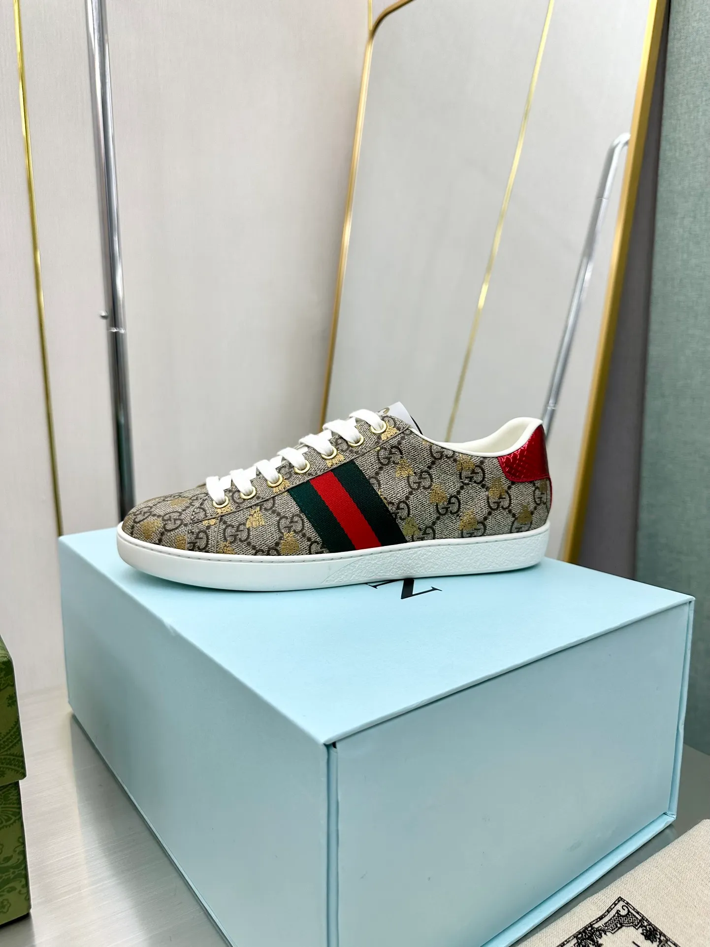 👟👟Ex-factory price 540👟👟 Men's size +10 Top version: Gucci G family classic Ace series Embroidery Little Bee White Shoes Couple Style Ribbon Love Casual Sports Shoes Sneakers Original Purchase Development Production This brand's classic low-top sports shoes interweave golden embroidered bees with red and green webbing. The bee is a classic element of the brand. It appeared in the Gucci ready-to-wear series in the 1970s. Exquisite packaging at the delivery counter🛍📦 ▪️Fabrics: Original custom imported first-layer cowhide ▪️Foots: Original custom cowhide lining ▪️Sole: Original open-molded rubber non-slip material ▪️Sole thickness: 2.5CM ▪️Size: Women's 34-41 (customized 34/41) ▪️Size: Men's 38-46 (38/46 customized)